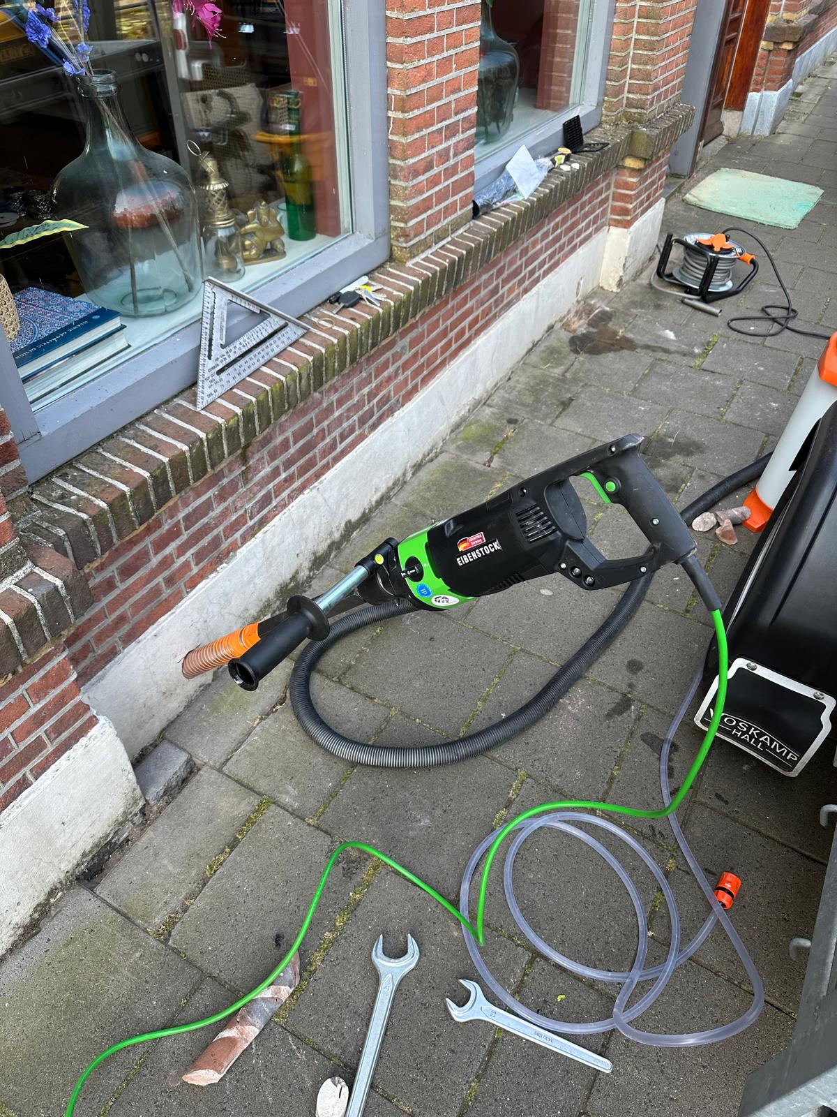 Kruipruimteventilatie gaten geboord voor renovatie kokers 52 mm gat