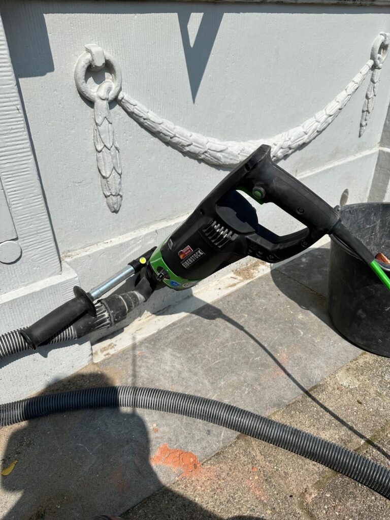 Kruipruimteventilatie gaten geboord in Zwolle