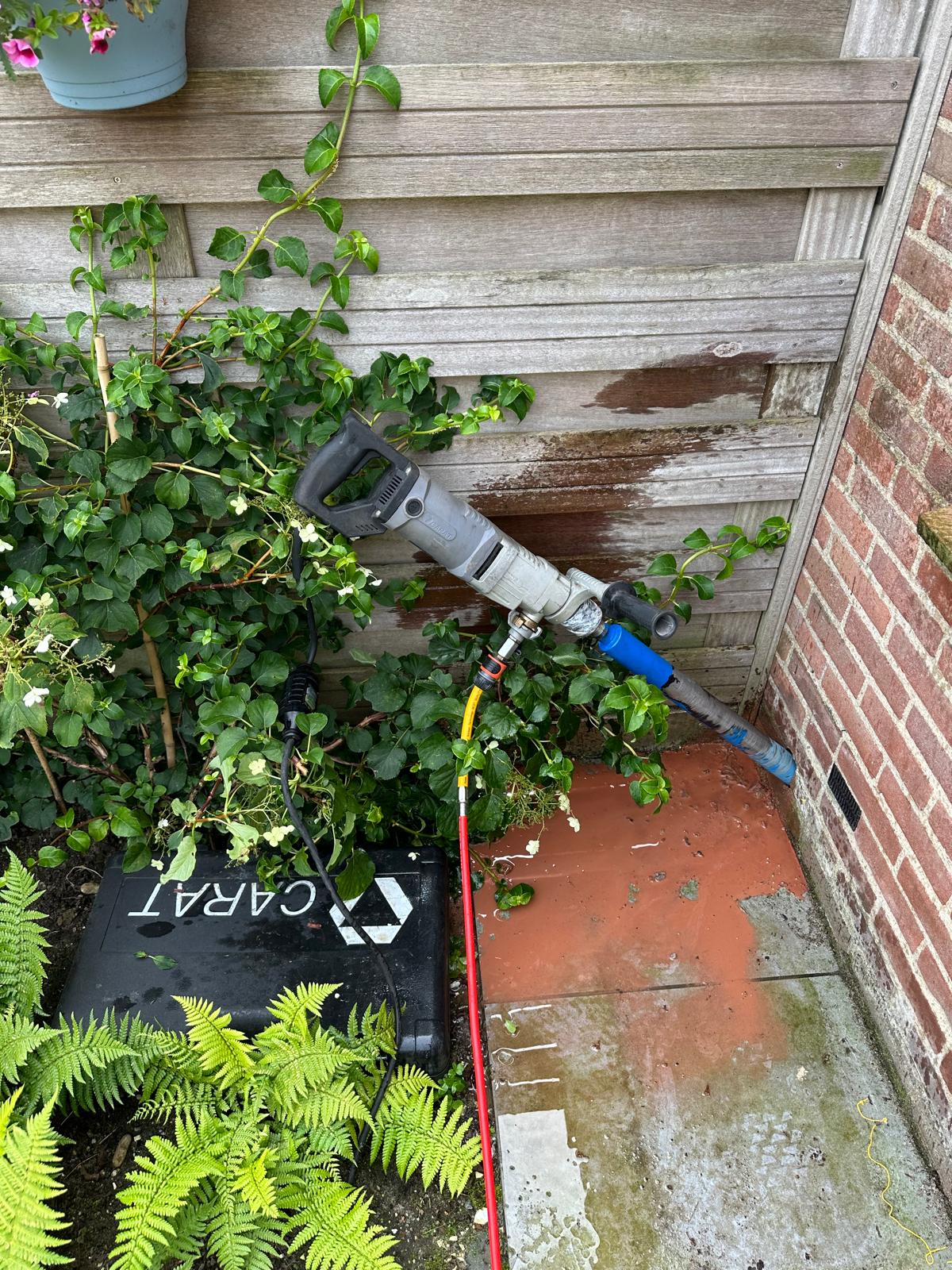 Kruipruimteventilatiegaten geboord 52 mm gaten met diamantboormachine
