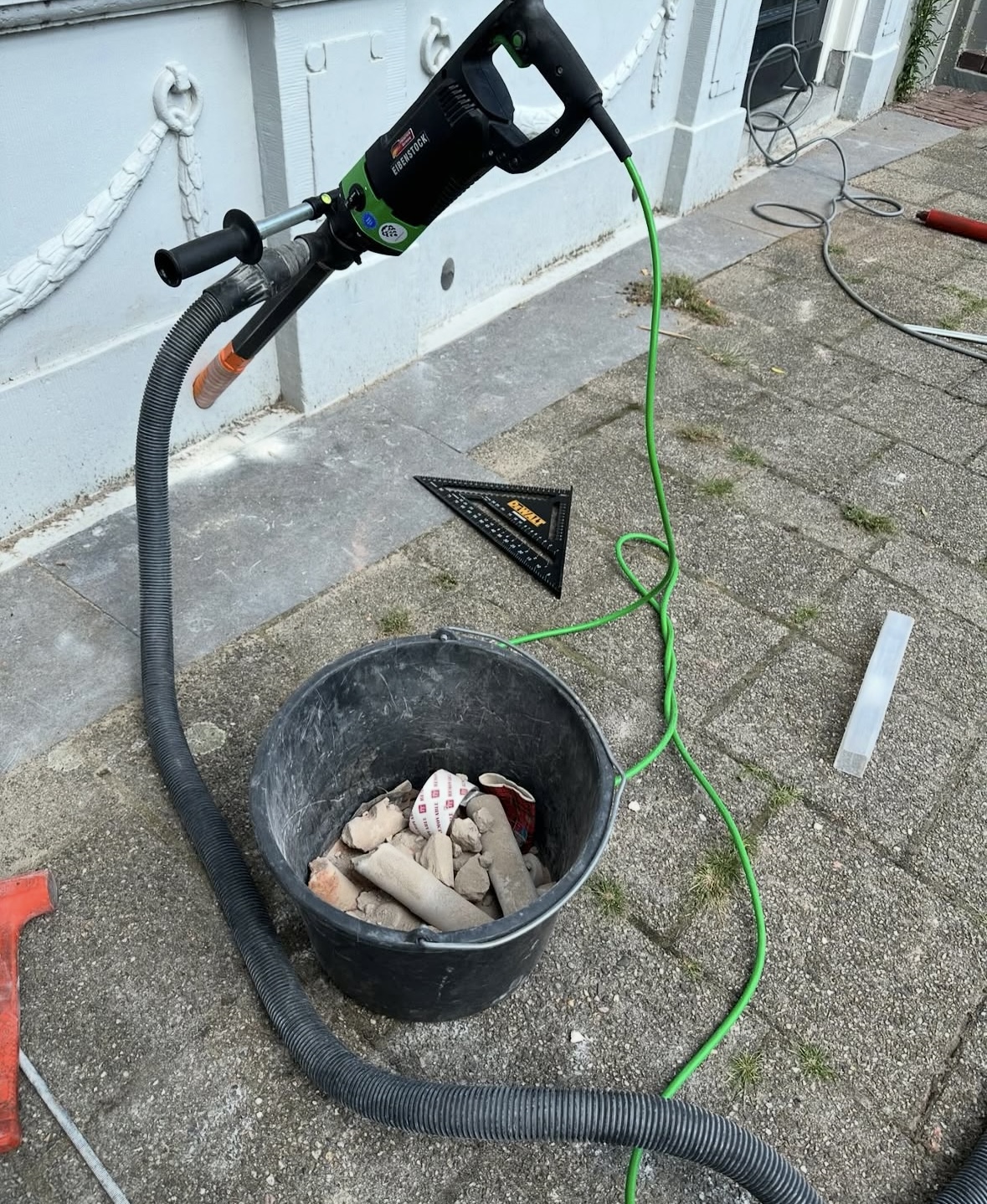 Kruipruimteventilatie gaten geboord voor renovatie kokers 52 mm gat in Zwolle