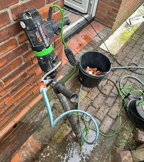 Gat boren voor het aanbrengen van kruipruimte ventilatie
