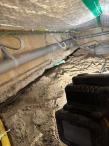 Kruipruimte ventilatie gaten boren in Zwolle lastige positie door gasleidingen